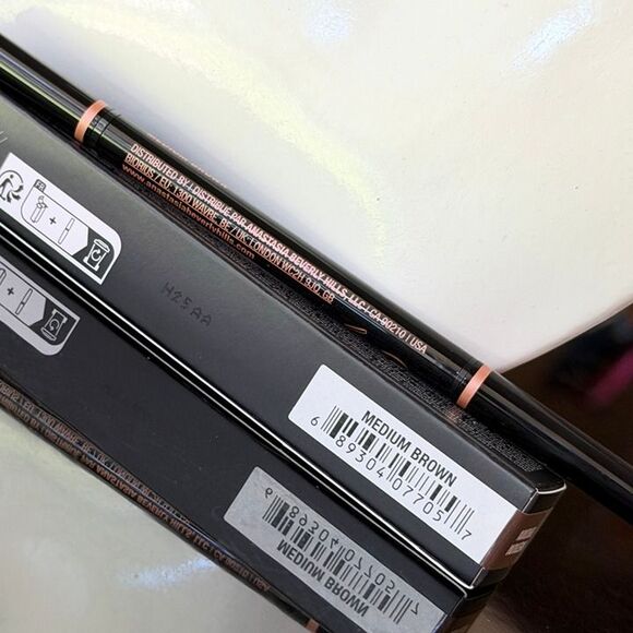 BNIB Anastasia Beverly Hills Brow Wiz Skinny Precision Brow Pencil Medium Brown - Picture 11 of 12